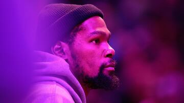 PHOENIX, ARIZONA - FEBRUARY 14: Kevin Durant #35 of the Phoenix Suns looks on during a time-out in the first half of the NBA game against the Sacramento Kings at Footprint Center on February 14, 2023 in Phoenix, Arizona. The Suns defeated the Kings 120-109. NOTE TO USER: User expressly acknowledges and agrees that, by downloading and or using this photograph, User is consenting to the terms and conditions of the Getty Images License Agreement. Christian Petersen/Getty Images/AFP (Photo by Christian Petersen / GETTY IMAGES NORTH AMERICA / Getty Images via AFP)