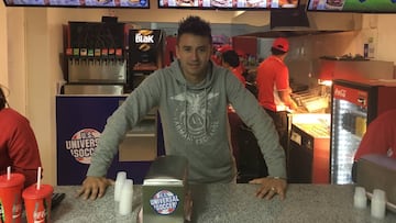 Roberto Gutiérrez en su local de comida, en guardia vieja con nueva providencia.