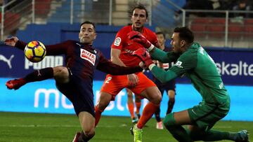 GRAF5157. EIBAR (GIPUZKOA), 22/01/2018.- El portero del Málaga Roberto Jiménez (d) intenta detener un lanzamiento del delantero brasileño del Eibar Charles Dias en partido de liga que se disputa esta noche en el estadio de Ipurua. EFE
