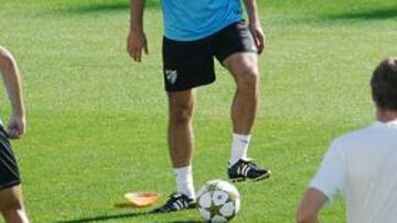 <b>RECUPERADO. </b>Jérémy Toulalan, peloteando durante el entrenamiento matutino de ayer.