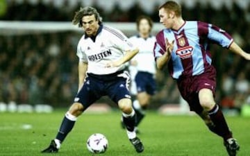 15. David Ginola tenía una "actitud despreocupada y nunca duró más de tres años en algún club", escribe el diario inglés. Jugó en ocho equipos, divididos entre Francia e Inglaterra.