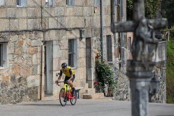 Durante la ascensión a Castro de Herville el paisaje cambia y se atraviesan también poblaciones o bienes culturales como la Iglesia de San Pedro de Cela.