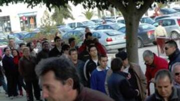 <b>LARGAS COLAS. </b>Los aficionados, ayer en Chapín, intentan adquirir una entrada para el Xerez-Real Madrid del próximo sábado.