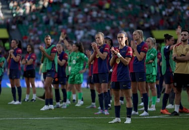 Las jugadoras del Barcelona desoladas tras terminar el partido contra el Arsenal.