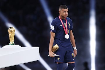 El delantero francés camina cabizbajo delante de la Copa del Mundo celebrada en Qatar 2022.