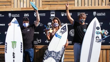 Los campeones de España de surf 2020. De izquierda a derecha: Luis Díaz, Nadia Erostarbe y Pablo Solar. En Valdoviño (A Coruña).