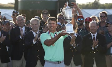 Brooks Koepka, con el trofeo de ganador del US Open. 