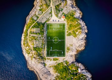 El Henningsvaer Stadium apenas tiene gradas en sus laterales y su espacio es el preciso y justo para las medidas del terreno de juego de un campo de fútbol.