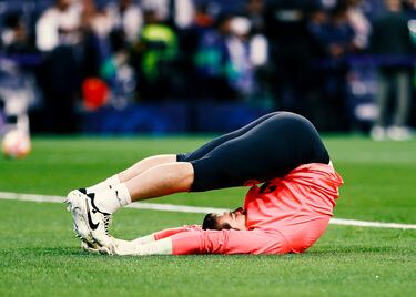 Calentamiento previo al duelo de Stefan Ortega, guardameta alemán de origen español del Manchester City.