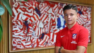 Rubén Gómez firma su primer contrato profesional con el Atlético.