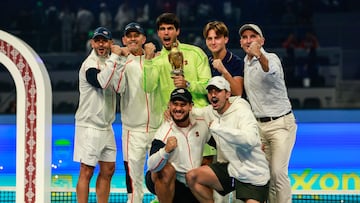 Carlos Alcaraz celebra con su equipo el título en Doha.