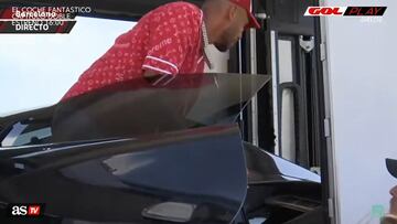 Aubameyang llama una grúa para que recoja su Ferrari