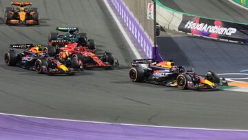 Max Verstappen (Red Bull RB20), Sergio Pérez (Red Bull RB20) y Charles Leclerc (Ferrari SF-24). Yeda, Arabia Saudí. F1 2024.