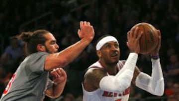 Joakim Noah trata de frenar a Carmelo Anthony.