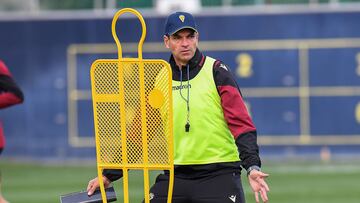 Mauricio Pellegrino durante un entrenamiento con el C¨¢diz.