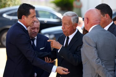 El presidente de Portugal, Marcelo Rebelo de Sousa, habla con el presidente de la Federación Portuguesa de Fútbol, ​​Pedro Proenca, después del velorio del futbolista portugués de Liverpool, Diogo Jota, y su hermano André Silva.