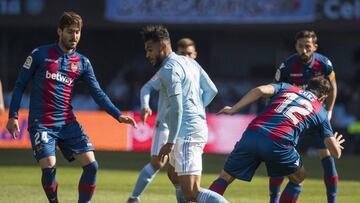 Sofiane Boufal regatea a varios jugadores del Levante durante el partido correspondiente a la 23ª jornada de LaLiga.
