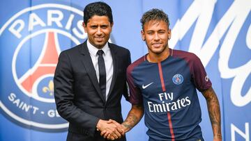 El delantero del PSG, Neymar, posando con el due&ntilde;o, el jeque Nasser Al-Khelaifi.