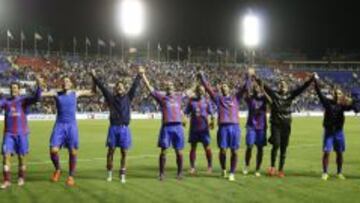 Los jugadores festejan con la grada un triunfo.