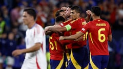 Spain's players celebrate after the UEFA Euro 2024 Group B football match between Spain and Italy at the Arena AufSchalke in Gelsenkirchen on June 20, 2024. (Photo by KENZO TRIBOUILLARD / AFP)