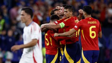 Spain's players celebrate after the UEFA Euro 2024 Group B football match between Spain and Italy at the Arena AufSchalke in Gelsenkirchen on June 20, 2024. (Photo by KENZO TRIBOUILLARD / AFP)