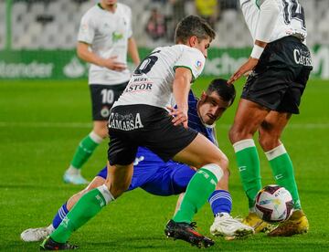 Íñigo, capitán del Racing, en el partido frente al Burgos.