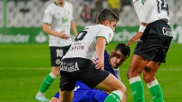Íñigo, capitán del Racing, en el partido frente al Burgos.