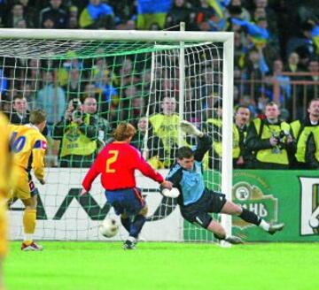 Fallo de Casillas ante Ucrania en una de las salidas más complicadas de la selección. El encuentro acabó 2-2.