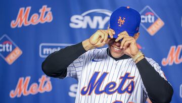 New York (United States), 12/12/2024.- Dominican baseball player Juan Soto puts on his new Mets' hat during a press conference to formally announce his signing to the team at Citi Field in the Queens borough of New York, New York, USA, 12 December 2024. (Nueva York) EFE/EPA/SARAH YENESEL