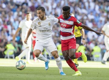 Azeez junto a Hazard.