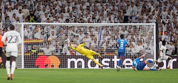 1-0. Toni Kroos inicia el contraaque, centra a Jude Bellingham, avanza y el inglés filtra un pase a Vinicius que entra por el centro del área del Lepizig para rematar al fondo de la portería Peter Gulacsi.