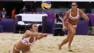 Elsa Baquerizo salva una bola junto a su compa&ntilde;era Liliana Fernandez Steiner durante un partido de v&oacute;ley playa en los Juegos Ol&iacute;mpicos de Londres 2012.