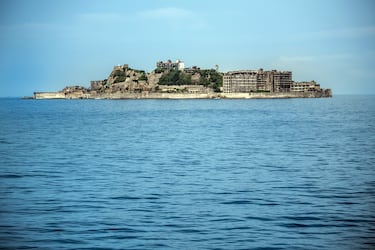 Conocida como la isla de hormigón, fue un punto minero muy importante a finales del siglo XIX y, en la década de los 60, llegó a tener 5.200 habitantes. Tras años de explotación minera, los recursos naturales se agotaron, cerraron las minas de carbón en 1974 y la isla quedó desierta, dejando un paisaje industrial abandonado que recuerda a una fortaleza. Japón utilizó esta isla para el trabajo forzado de los prisioneros coreanos y chinos durante la Segunda Guerra Mundial.