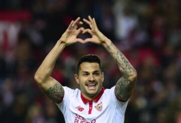 Actualmente juega en el Sevilla.