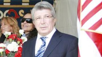 <b>LOS ÁRBITROS.</b> Cerezo espera que los árbitros dejen de equivocarse contra el Atlético.