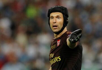 Trayectoria: Bl?any, Sparta Praga, Rennais, Chelsea y Arsenal.