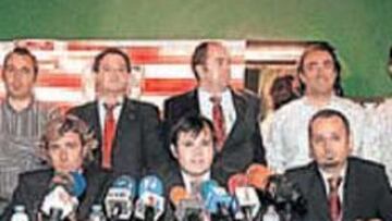 <b>ALTERNATIVA DE BASE. </b>Pablo Eguskiza, sentado en el centro, rodeado de sus colaboradores.