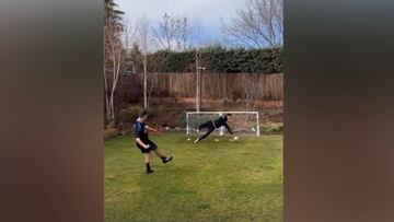 Courtois no descansa ni en casa: sesión de paradas en su jardín