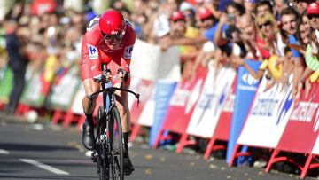 Sky's British cyclist Christopher Froome sprints to win the 16th stage of the 72nd edition of "La Vuelta" Tour of Spain cycling race, a 40.2 km individual time trial from Circuito de Navarra in Los Arcos to Logrono, on September 5, 2017. / AFP PHOTO / JOSE JORDAN