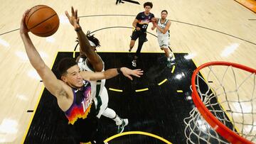PHOENIX, ARIZONA - JULY 06: Devin Booker #1 of the Phoenix Suns goes up for a slam dunk ahead of Jrue Holiday #21 of the Milwaukee Bucks in the first half of game one of the NBA Finals at Phoenix Suns Arena on July 06, 2021 in Phoenix, Arizona. The Suns defeated the Bucks 118-108. NOTE TO USER: User expressly acknowledges and agrees that, by downloading and or using this photograph, User is consenting to the terms and conditions of the Getty Images License Agreement. Christian Petersen/Getty Images/AFP
== FOR NEWSPAPERS, INTERNET, TELCOS & TELEVISION USE ONLY ==