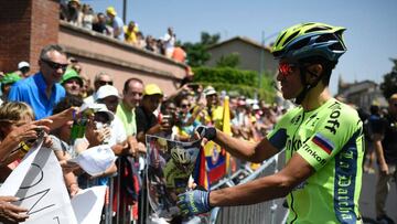 Alberto Contador firma aut&oacute;grafos antes de una etapa en el Tour de Francia.