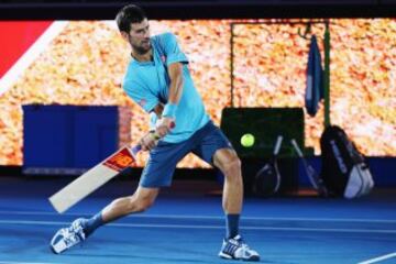 El seis veces campe車n del Abierto de Australia, Novak Djokovic, ha presentado un espect芍culo de tenis y entretenimiento en v赤speras del primer Grand Slam del a?o en el Margaret Court Arena para recaudar fondos para su Fundaci車n, que apoya la educaci車n preescolar de calidad para los ni?os.