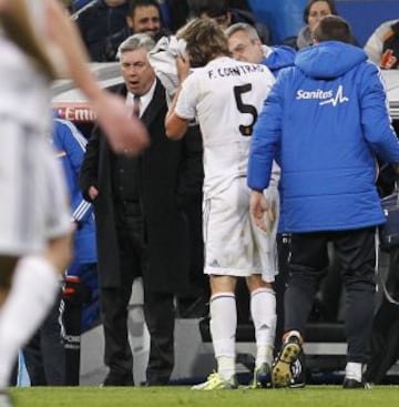 Fabio Coentrao es atendido en la banda por un golpe.