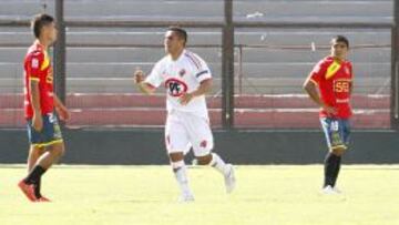 Pozo festeja el tanto de larga distancia que marcó contra Unión Española, en Santa Laura.