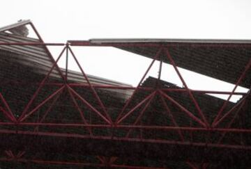 Parte del techo de la grada de Río del estadio de Balaídos ha perdido la cubierta debido al temporal que ha obligado a decretar la alerta roja en las Rías Bajas.