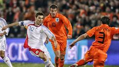 Adrian Mutu of Romania passes Joris Mathijsen of the Netherlands (R) while Rafael van der Vaart watches during their EURO 2008 group G qualifying soccer match in Rotterdam, March 24, 2007.  REUTERS/Michael Kooren (NETHERLANDS)