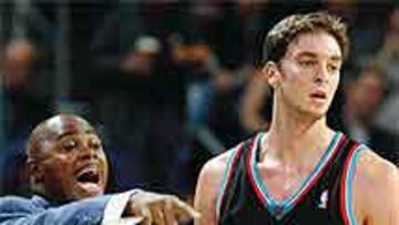 <B>NUNCA MAS.</B> Lo que nunca más se verá: Sid Lowe dirige a Pau Gasol.