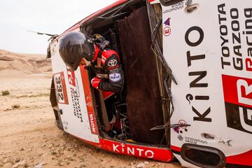 Así ha sido el revolcón de Lategan y su copiloto Cummings Brett durante los primeros kilómetros de la especial. Lategan ha sido trasladado al hospital con una fractura de clavícula provocada por el accidente. 
07/01/2021 ONLY FOR USE IN SPAIN