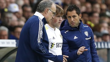 Joe Gelhardt: regatea en una cabina telefónica y ya brilla con el Leeds