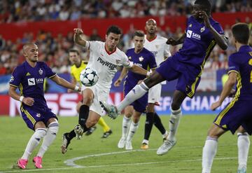 El defensa francés del Sevilla, Sebastien Corchia ante los jugadores del Maribor durante el partido de la segunda jornada de la fase de grupos de la Liga de Campeones